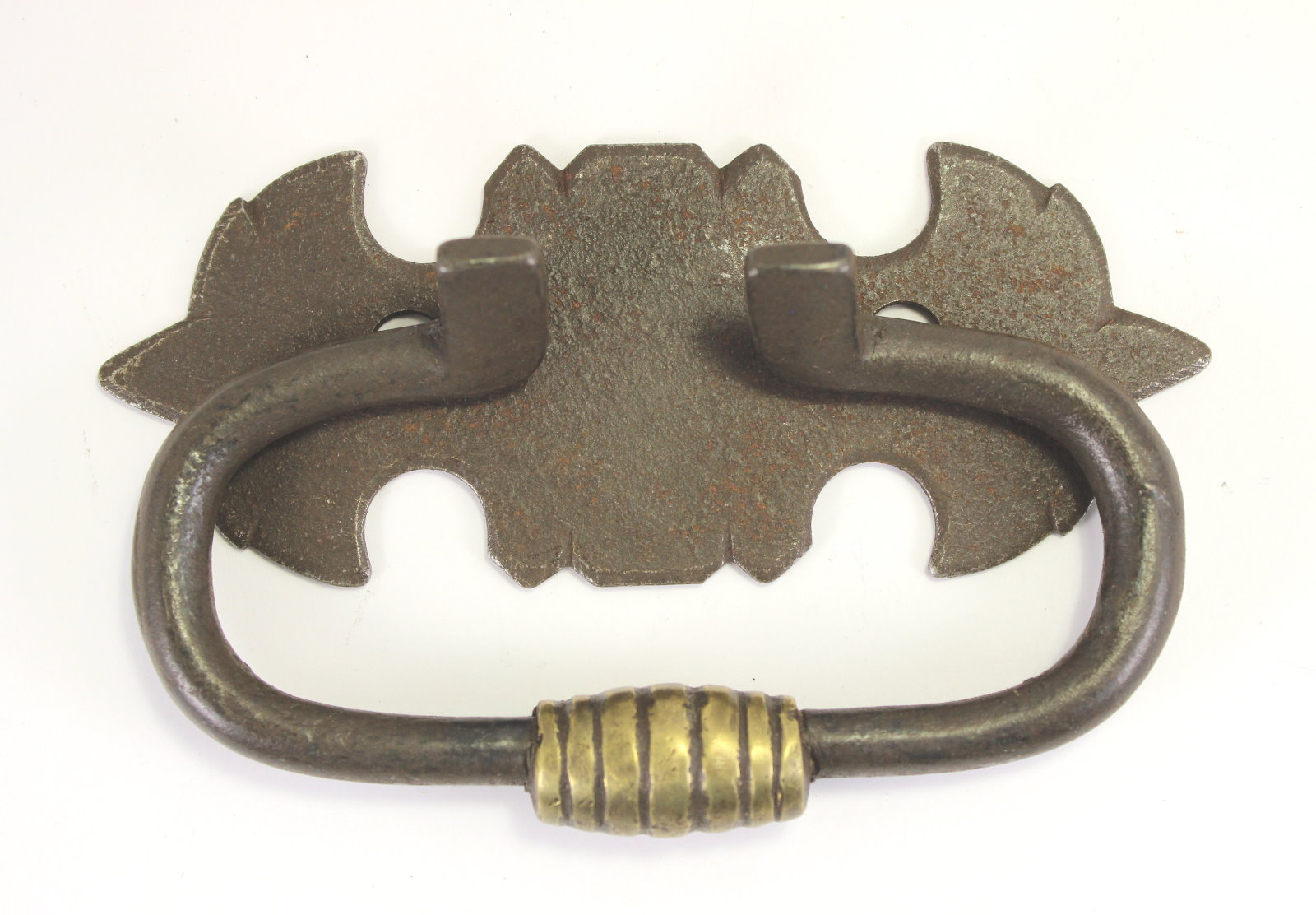Truhengriff Art. 5121  Eisen-alt. Rolle=Messing. Platte ca. 130*50mm