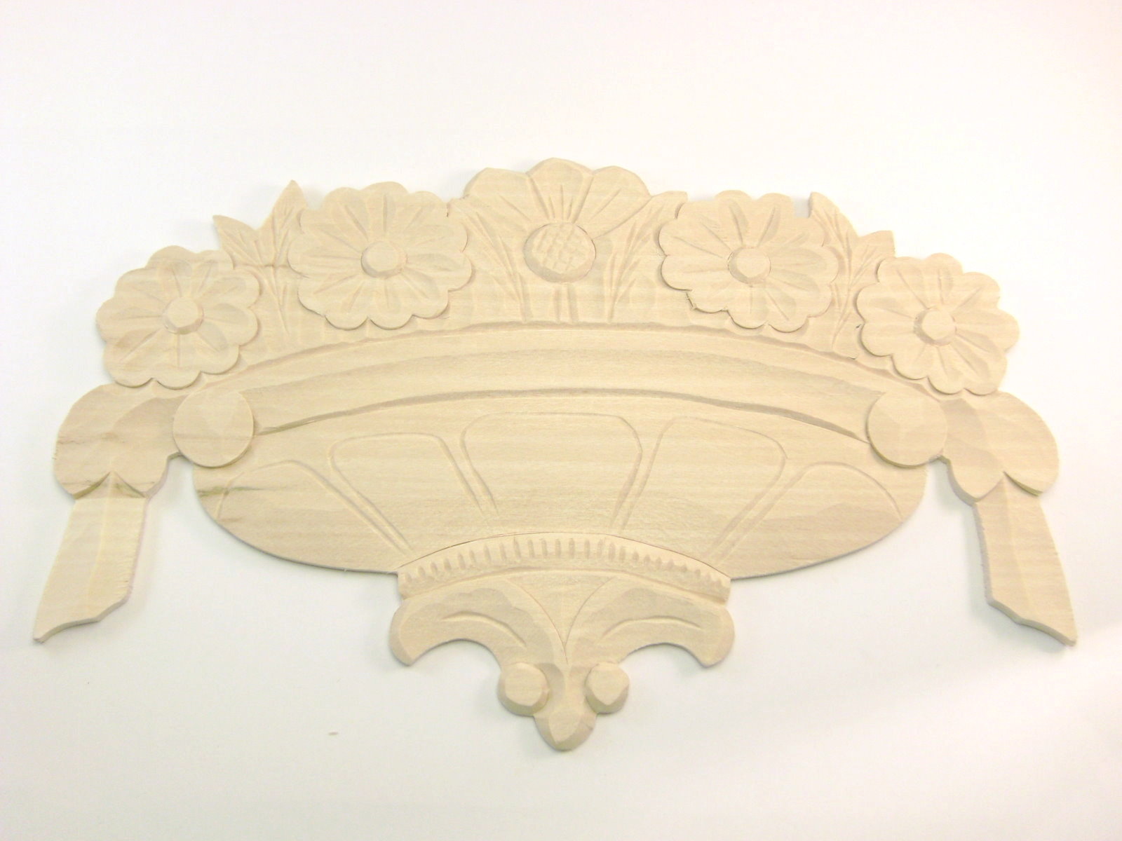 Geschnitzte Auflage Art. 65014   Maße: 250*155 mm, 10 mm dick, Linde