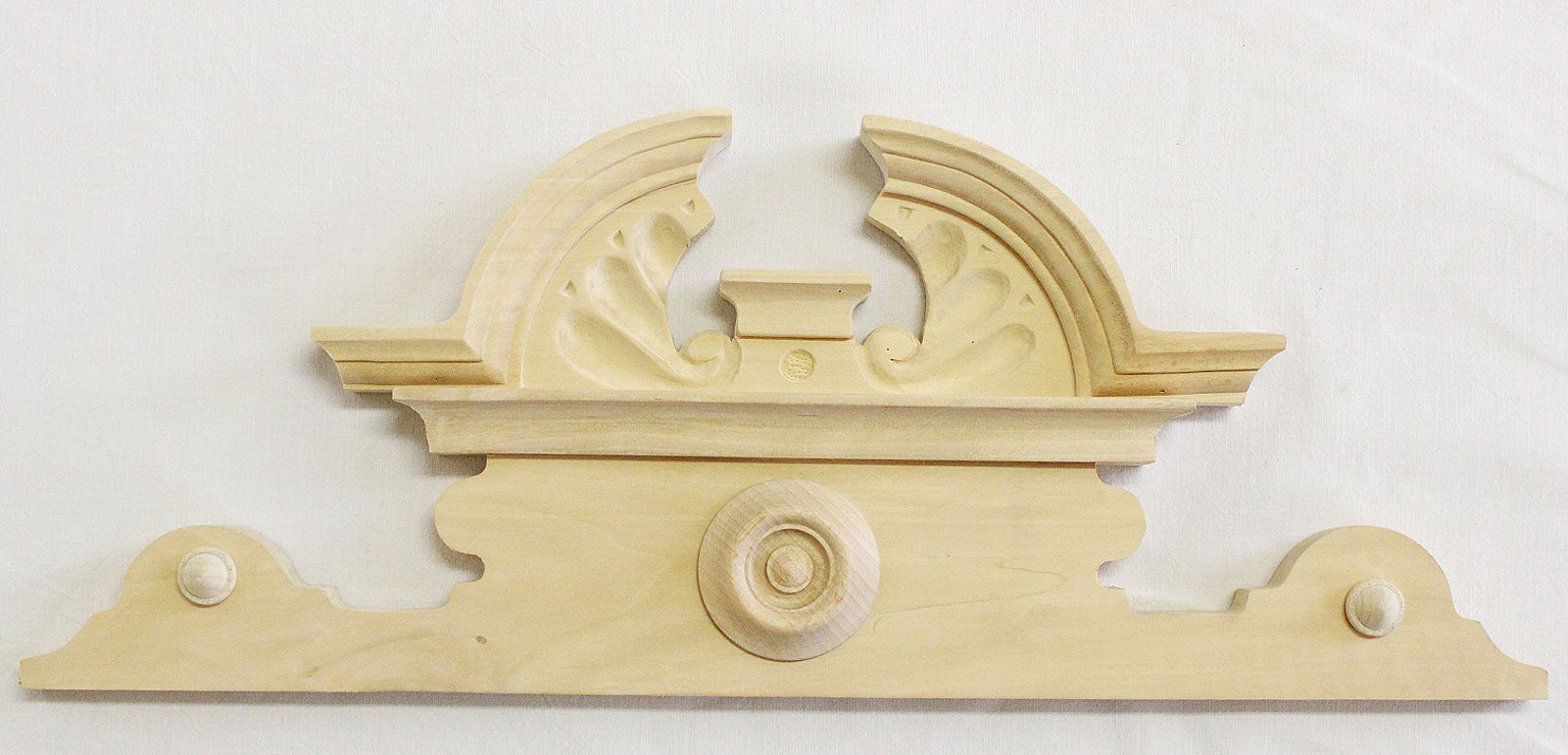 Aufsatz Art. 65119  Kleiner Aufsatz aus Lindenholz. Maße: ca. 455*180 mm