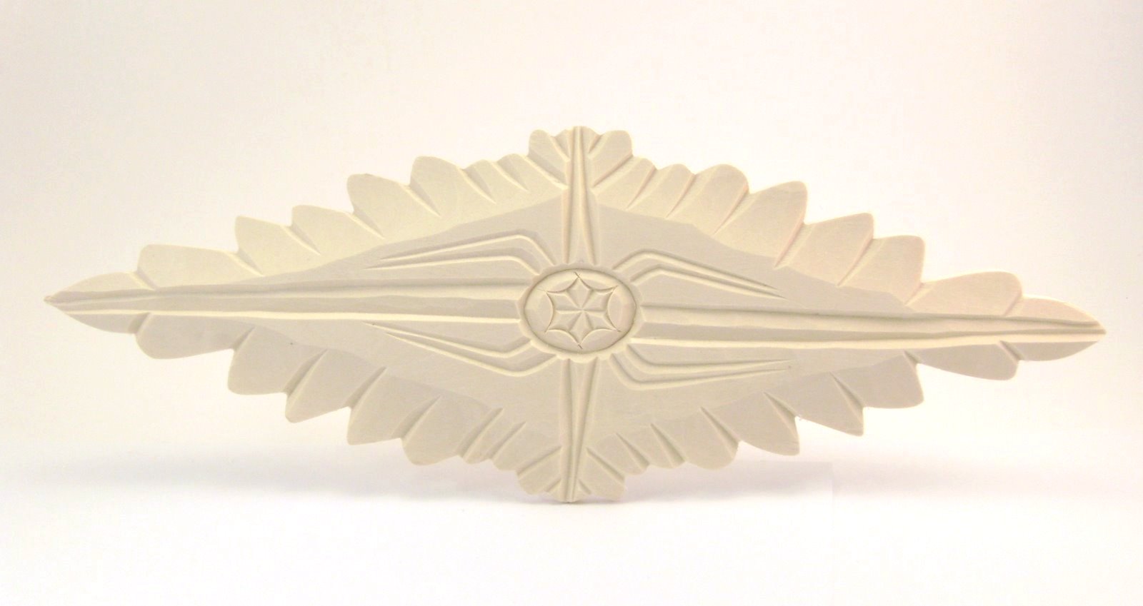 Geschnitzte Auflage Art. 65012  Maße: ca. 280*100 mm, 10 mm dick,  Linde